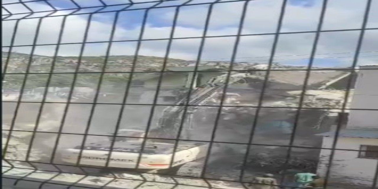 Hasar Gören Binanın Yıkımında Kepçe Operatörü Son Anda Kurtarıldı