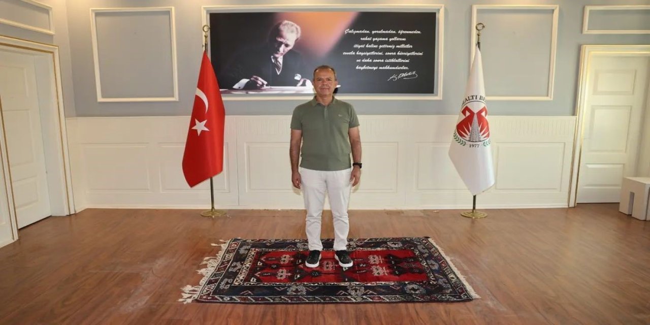 Makam koltuğu ve masası haczedilen başkan ayakta kaldı