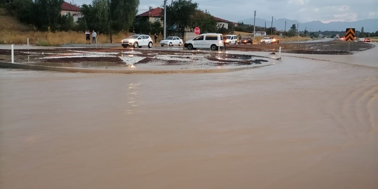 Beyşehir sağanak yağışa teslim oldu: Elektrikler gitti, trafik durdu