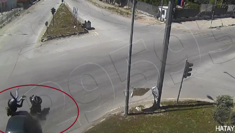 Otomobille Çarpışan Motosikletlinin Uçtuğu Anlar Kamerada