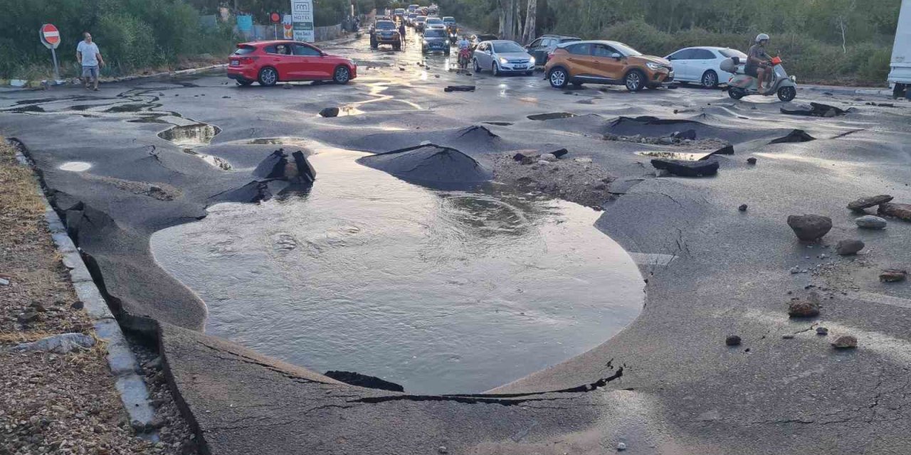 Ana isale hattı patladı: Yolda dev çukur oluştu