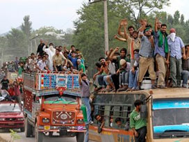 Hindistan'da on binler sokaklarda