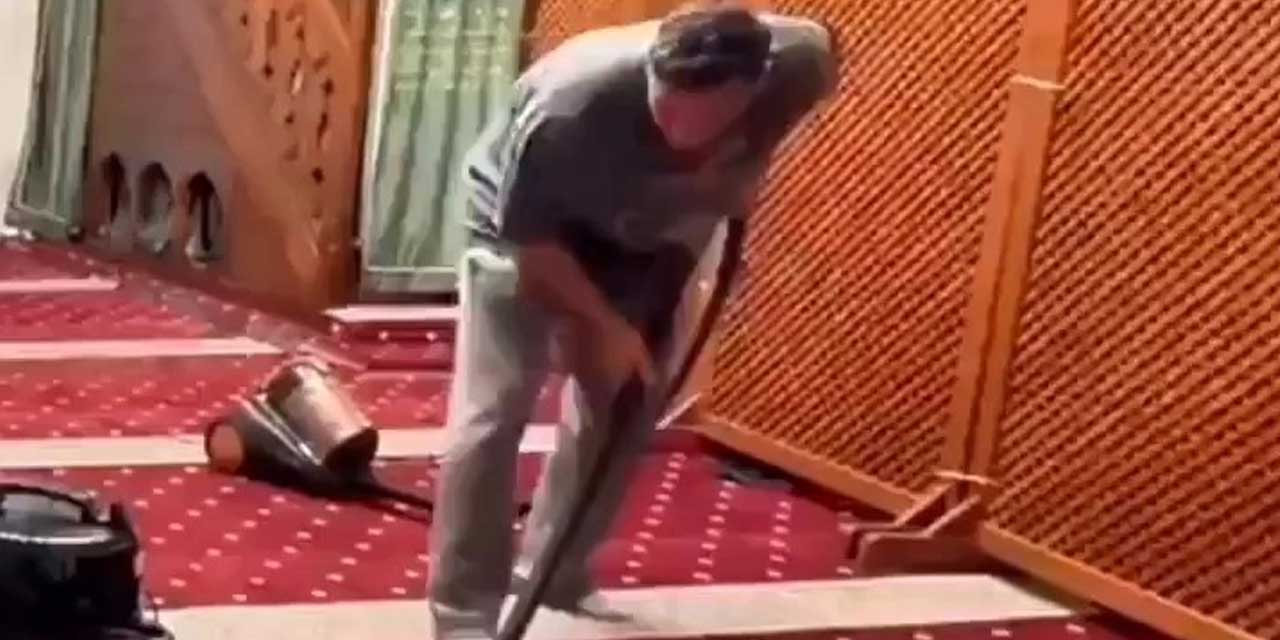 Mesut Özil Üsküdar'da Şemsi Paşa Camii'nde Temizlik Yaptı