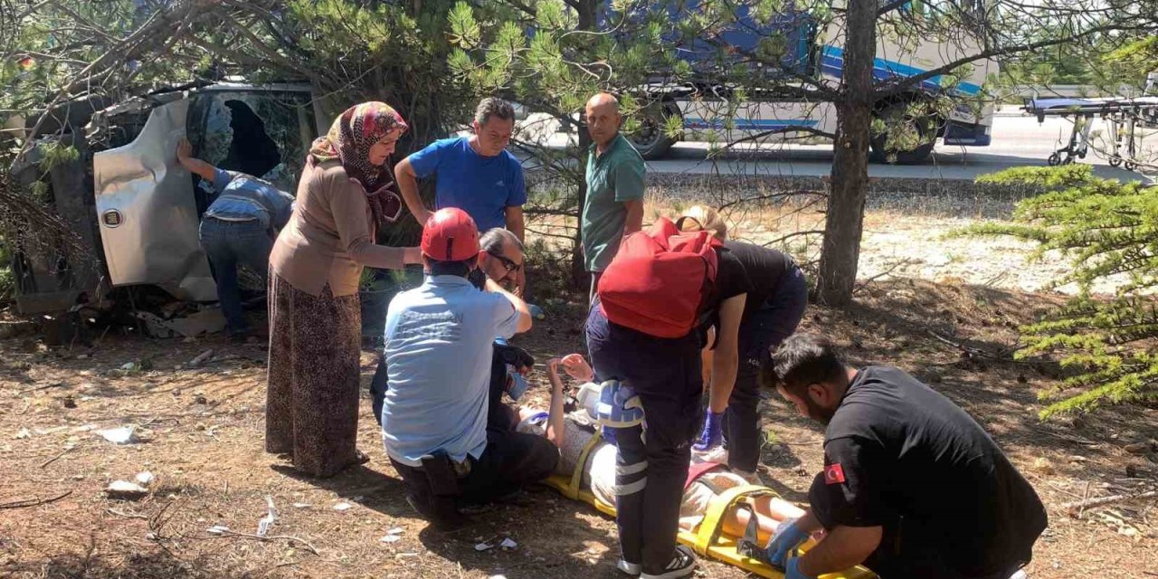 Mersin'den Konya'ya gelen araç yolda devrildi: 5 yaralı