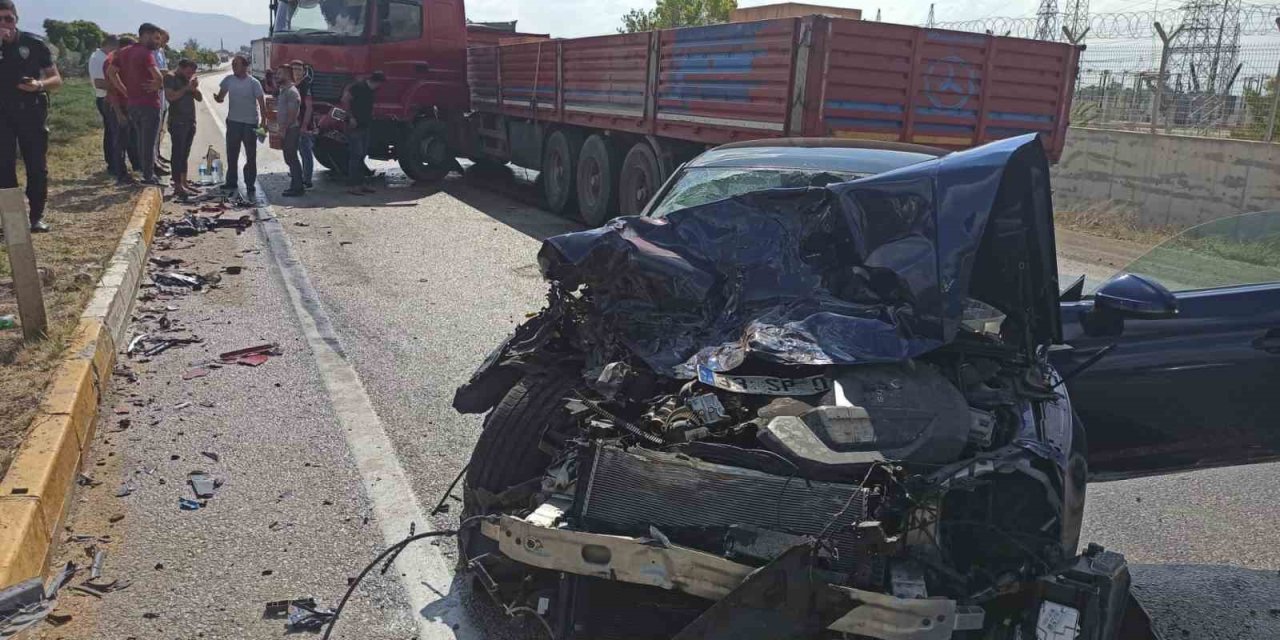 Ereğli'de tırla çarpışan otomobil bu hale geldi