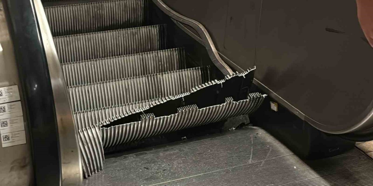 Yürüyen merdiven ikiye ayrıldı: Vatandaşlar büyük panik yaşadı