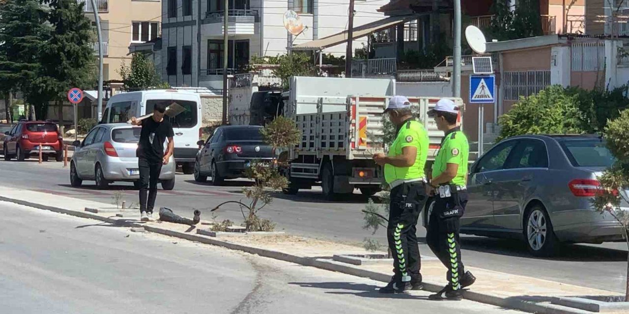 Kontrolden çıkan otomobil aydınlatma direğini devirdi