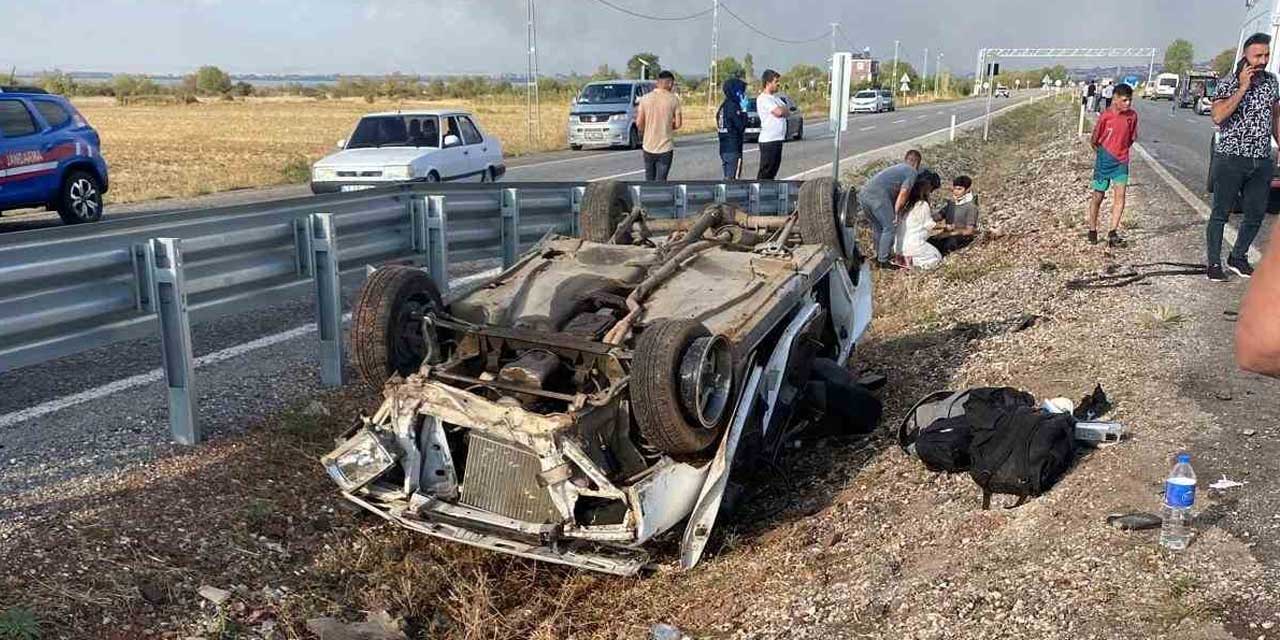 Beyşehir'de kontrolden çıkan araç refüje devrildi: 5 yaralı