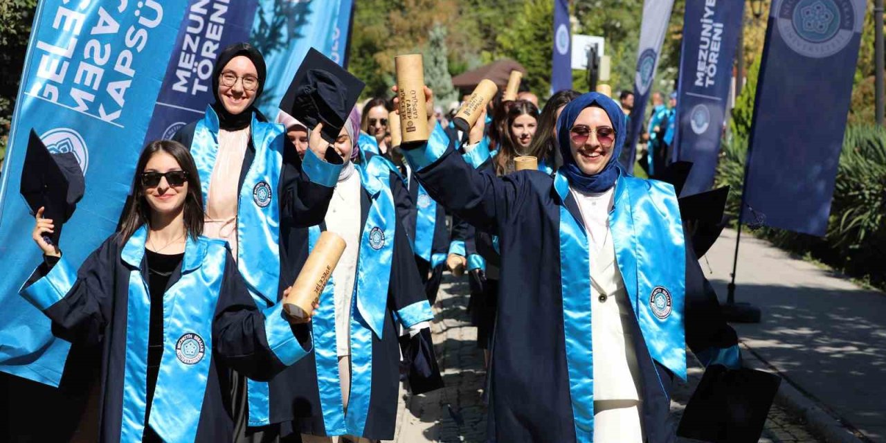 Necmettin Erbakan Üniversitesi birincileri kep attı