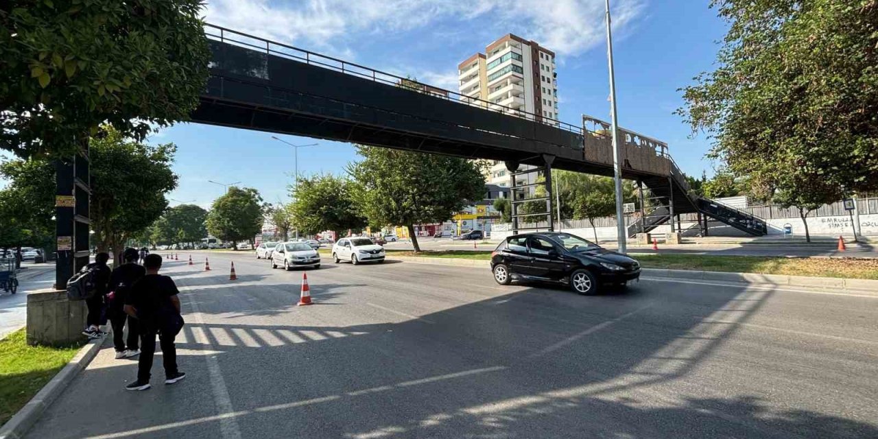 Bu üst geçitten geçen herkes seksek oynuyor