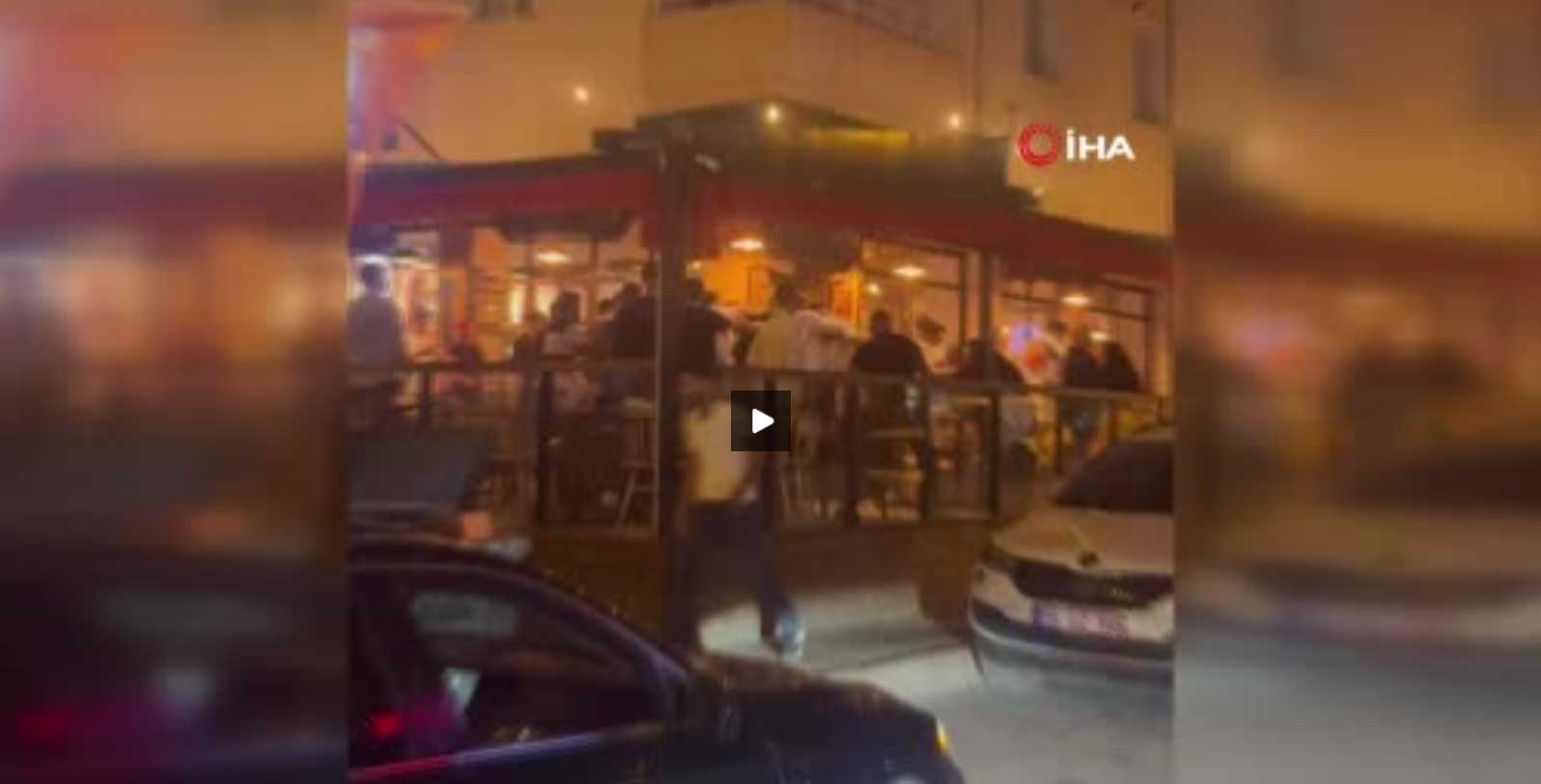 Kafedeki kavgada masa ve sandalyeler havada uçuştu