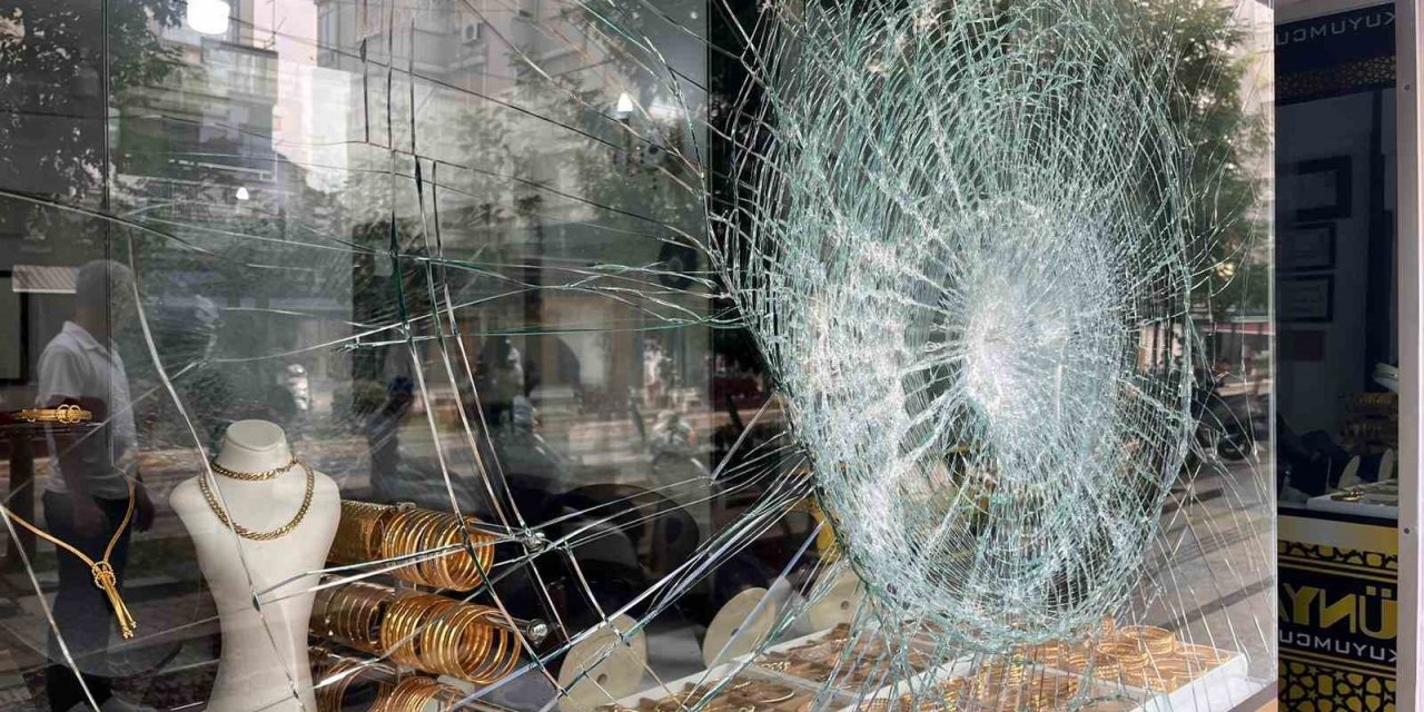 Kurşun Geçirmez Cam Soyguncuyu Engelledi: O Anlar Kamerada