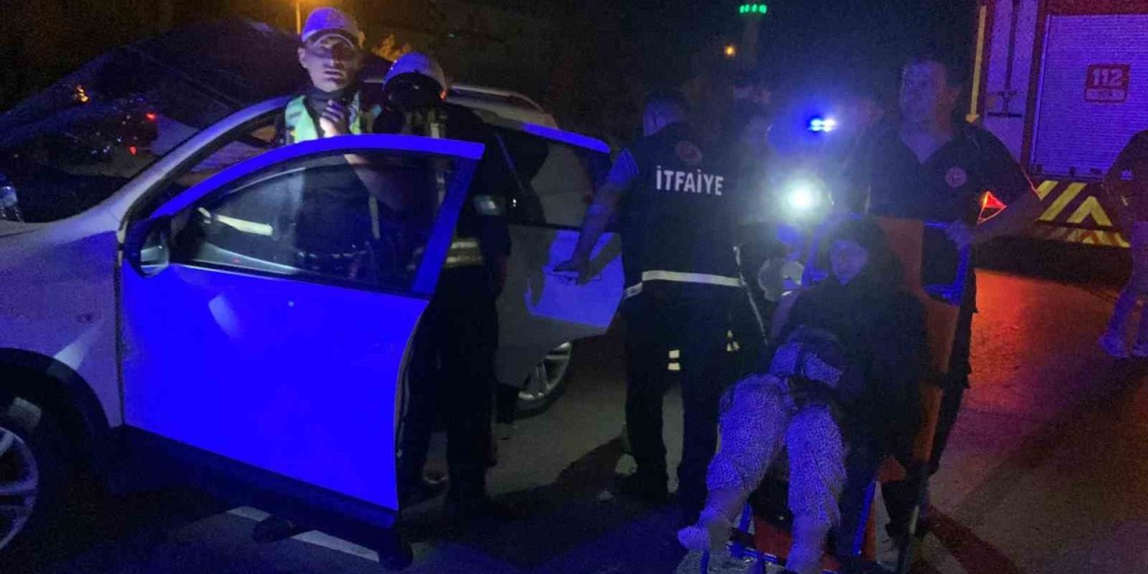Araçta sıkışan sürücü ile yaşlı kadını itfaiye kurtardı