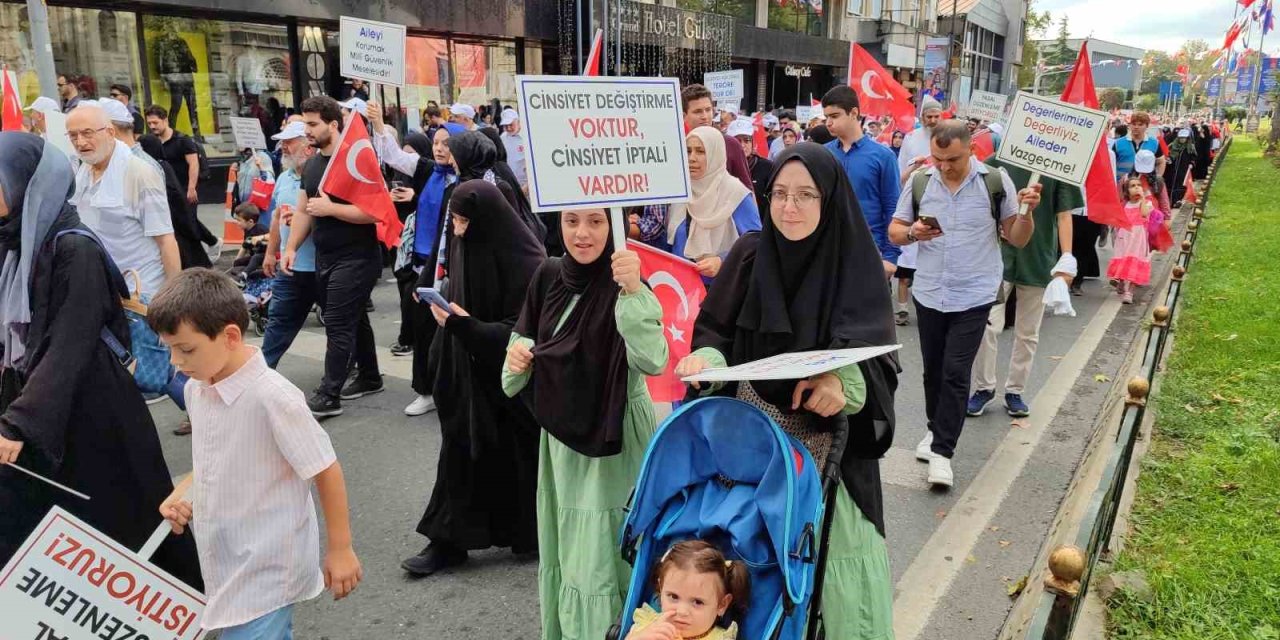 LGBT propaganda ve örgütlenmesinin yasaklanması için yüzlerce vatandaş bir araya geldi