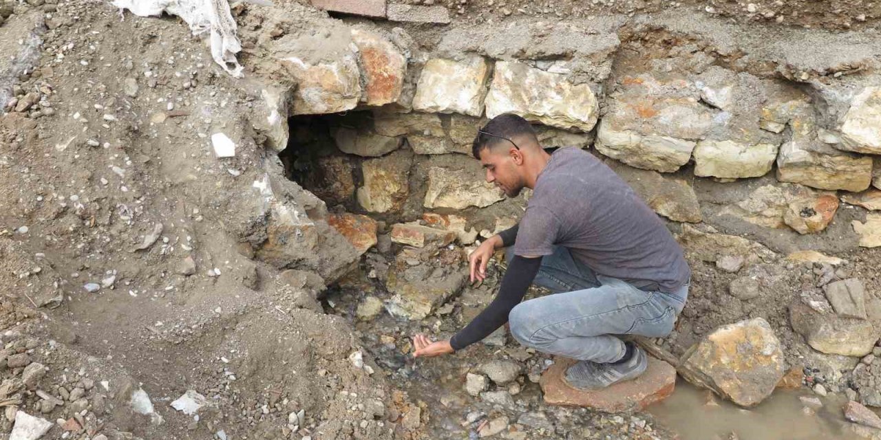 Ağır hasarlı binanın altından tarih çıktı