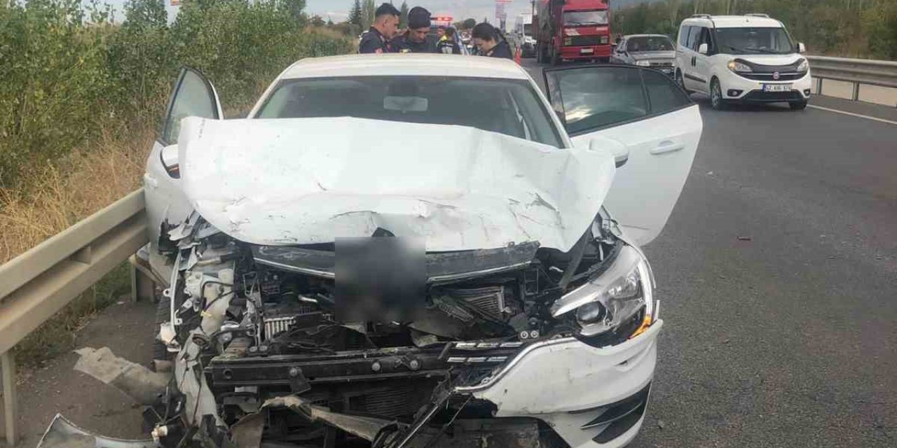 Önünde seyreden otomobile çarptı: 4 yaralı