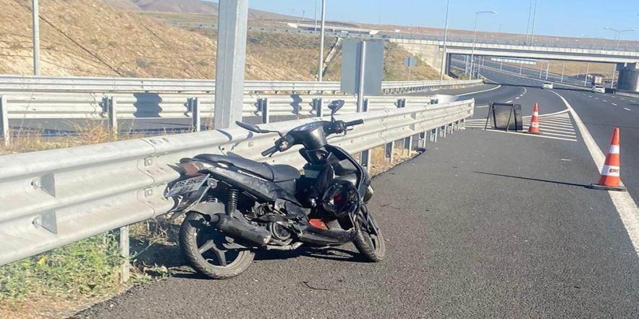 Kulu Gişeleri yakınlarında bariyerlere çarpan motosikletin sürücüsü yaralandı