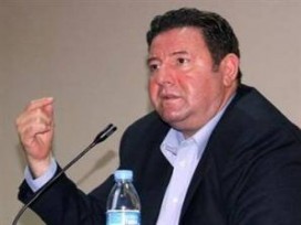 Emre Aköz'e de yumurta atıldı