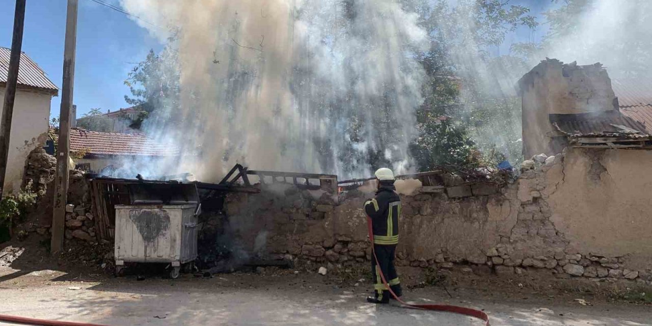 Müstakil Evde Korkutan Yangın! Tutuşan Atık Malzemeler Kül Oldu