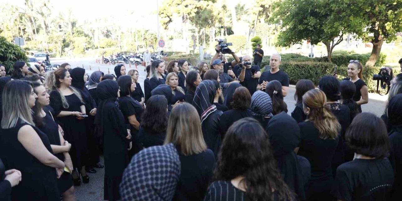 Başkan ve personel siyah kıyafetlerle mesaiye başladı