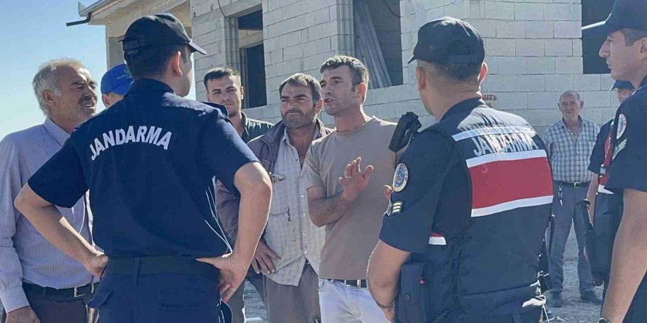 Kaçak yapılaşmaya olaylı yıkım: Çatıya çıktılar