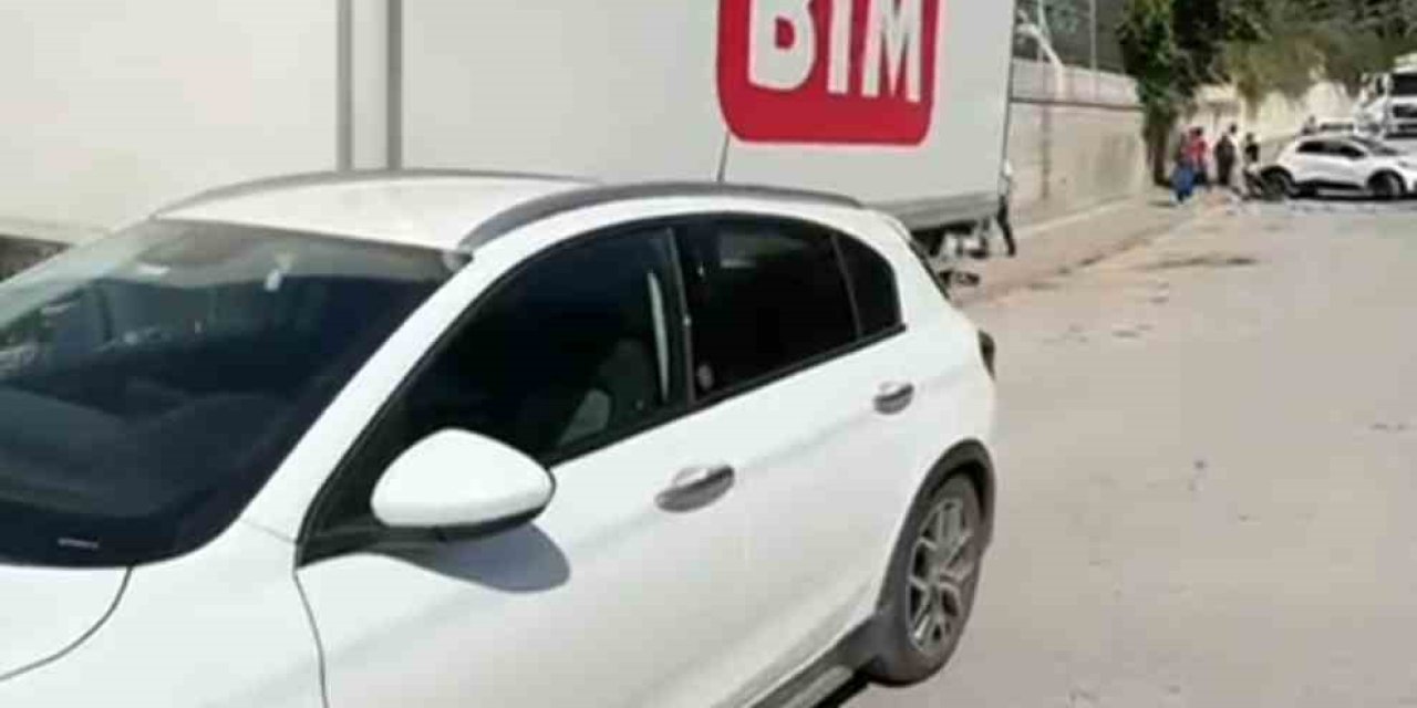 BİM Tırının Dorsesi Ayrıldı: Park Halindeki Araçlara Çarptı
