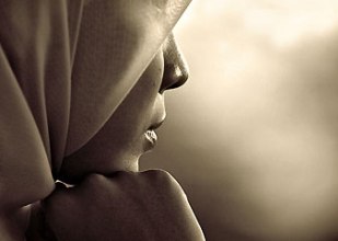 Taytlı türbanı, pardöseli başı açık!