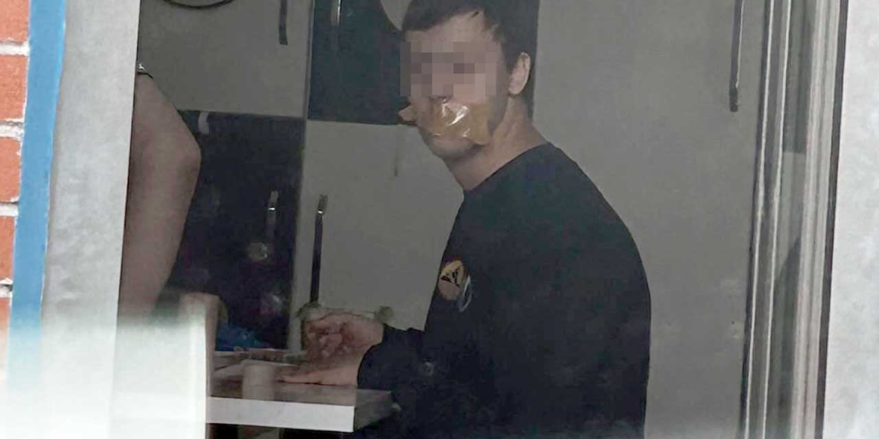 Down sendromlu öğrencinin ağzının bantlandığı fotoğrafa inceleme