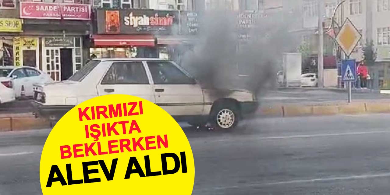 Trafik ışıklarında beklerken alev aldı otomobilde yangın