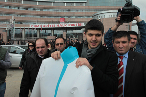 Batum'a "kağıttan cübbe" protestosu