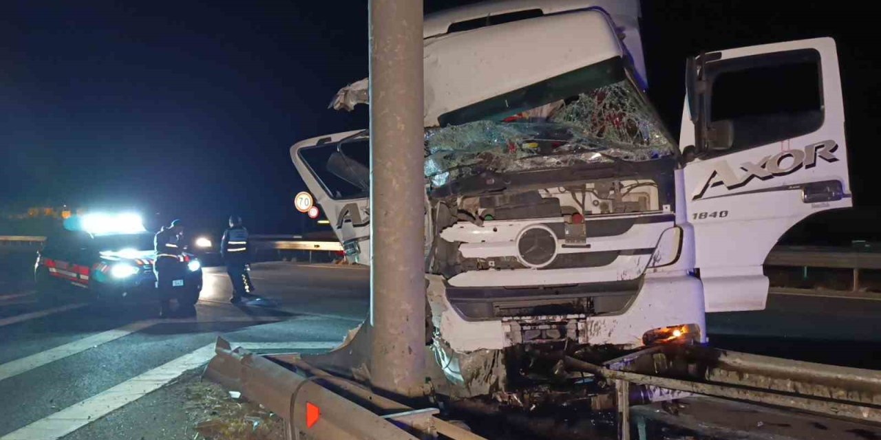 Konya kavşağında kaza: Tır bariyerlere çarptı