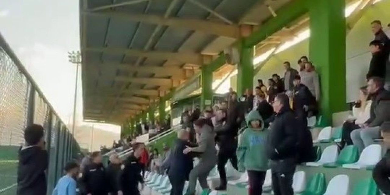 Maç izleyen taraftar, tribünü ringe çevirdi