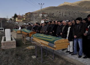 Soba kurbanı çift ve çocukları defnedildi