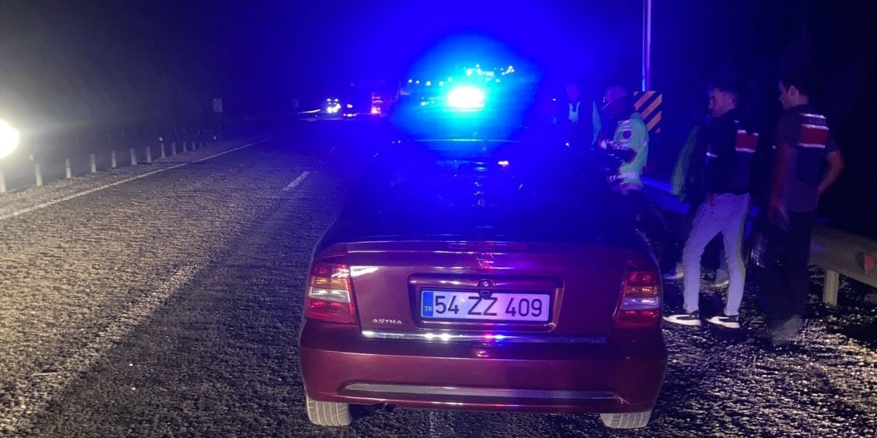 Yardım için araçtan inen 4 kişi kazada can verdi