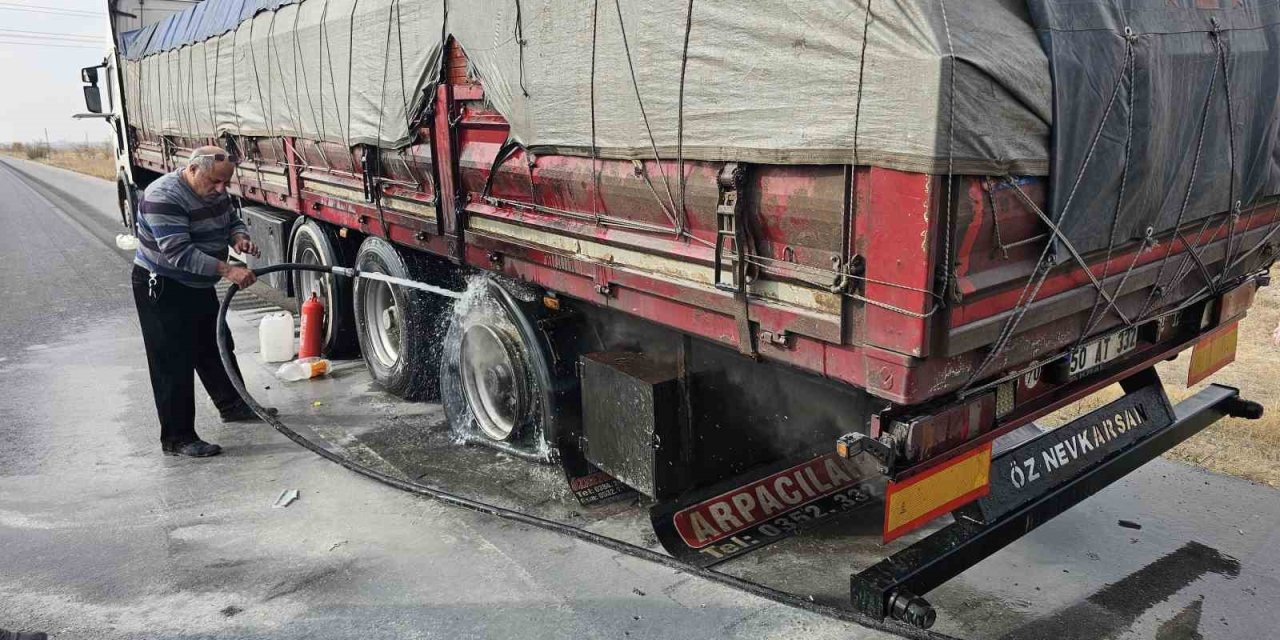 Yer: Aksaray - Konya yolu! İtfaiye gelene kadar alevleri söndürdü