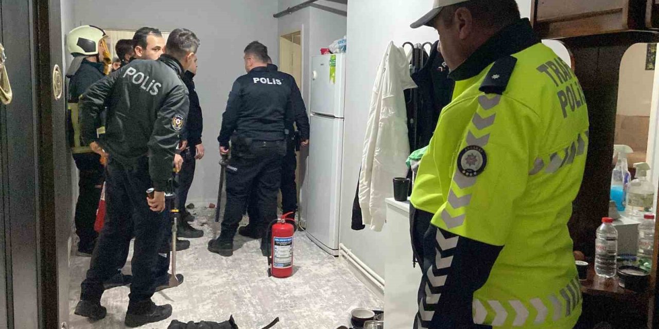 Evde sinir krizi geçiren genç sakinleştirilemedi: Polis girip aldı