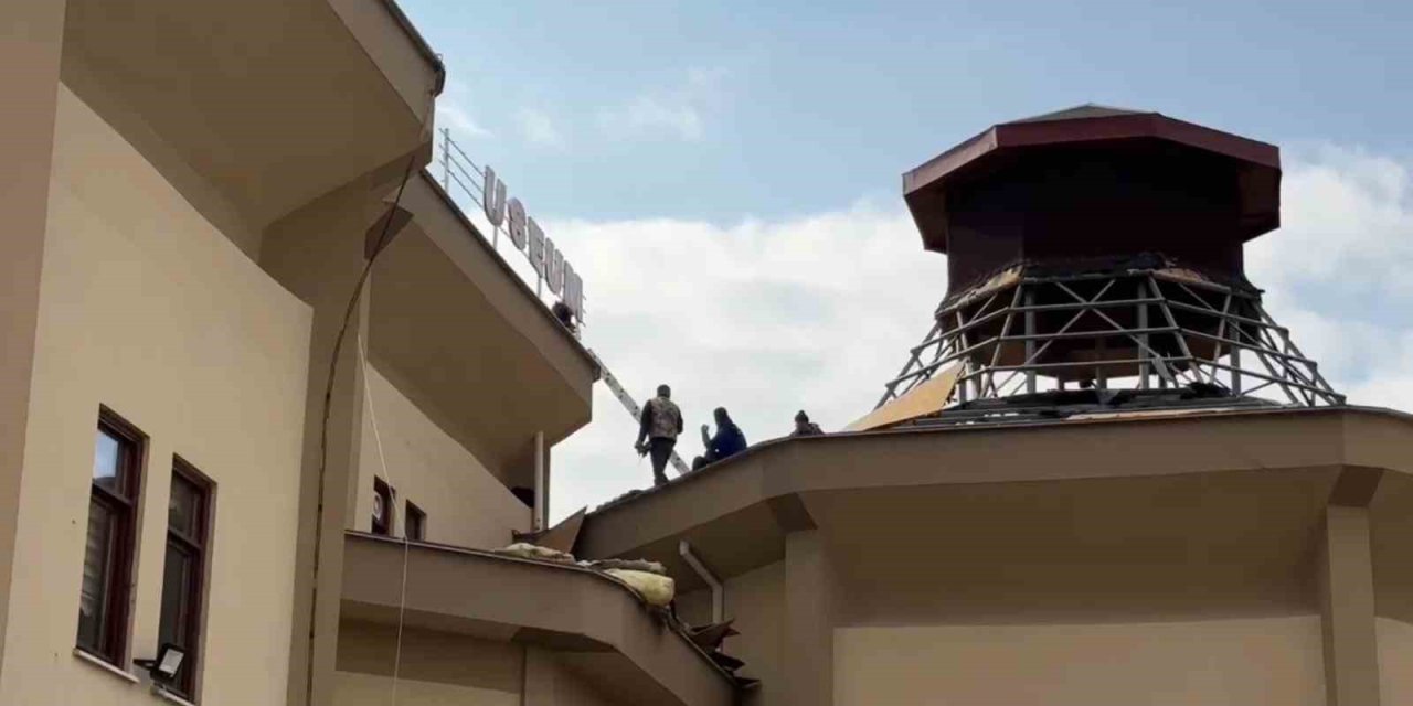 Müzede iş kazası: Portatif asansör devrildi, 2 işçi yaralı