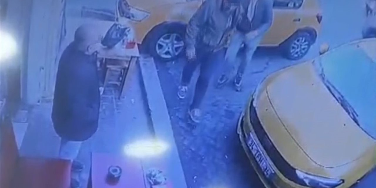 Taksiye alınmayınca tekerlekleri bıçakladı