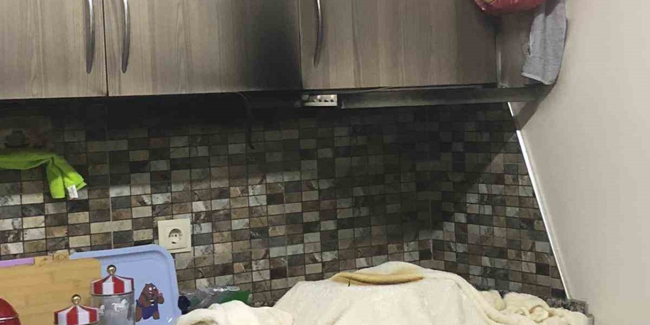 Ocakta unutulan tavaya, ıslak havluyla müdahale