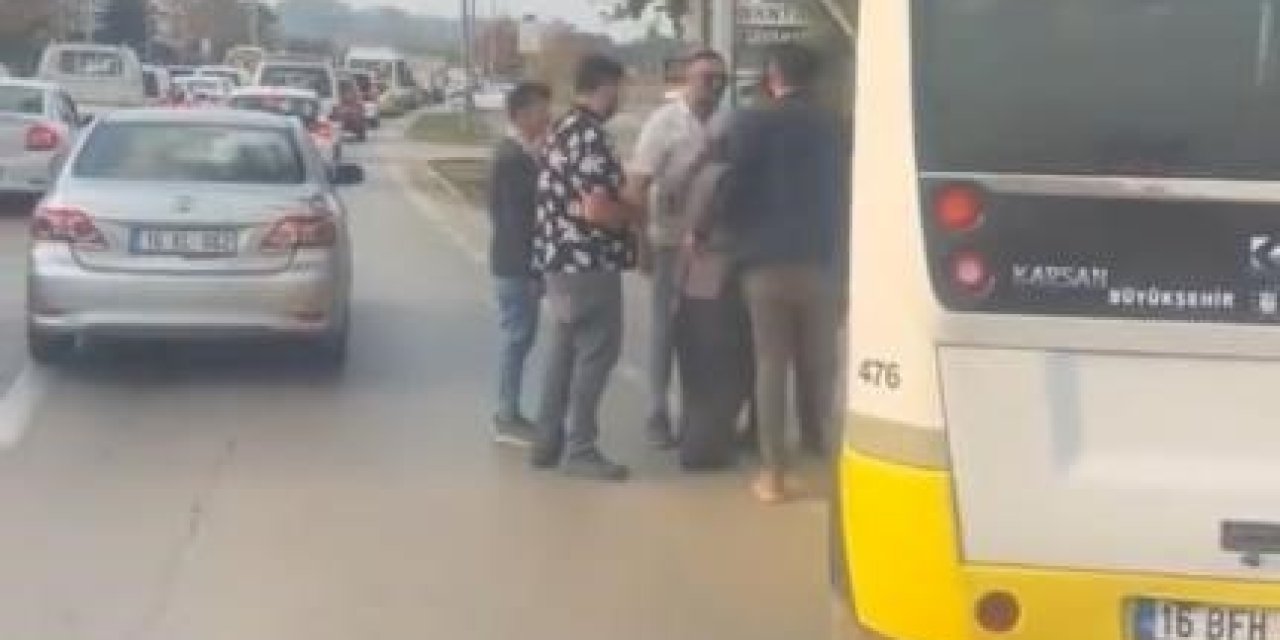 Ülke Teksas'a döndü! Aracını otobüs durağına çekip şoföre silah çekti