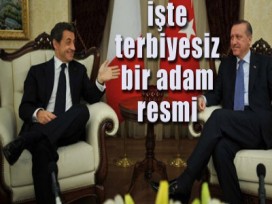 Sarkozy'nin oturuşu çok tartışılır