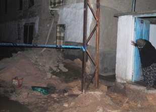Kaldırım yerine evi yıktılar!