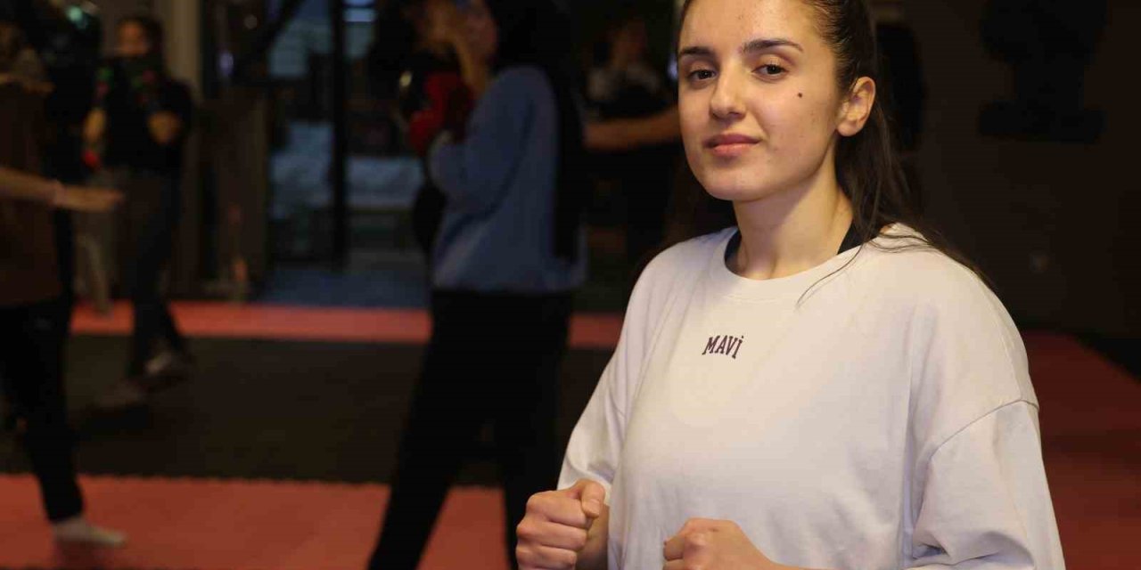 Futboldan geçiş yaptığı boksta 23 yaşında antrenör oldu
