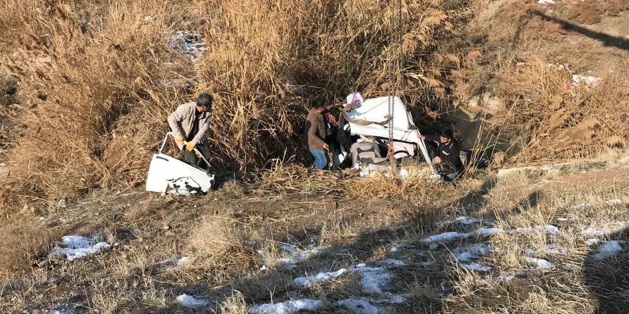 Ereğli Şeker civarında otomobil atık su kanalına uçtu: Araçtaki 3 kişi sıkıştı