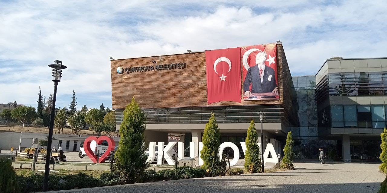 Çukurova Belediyesi Yol İşleri Müdürü Orhan Aynal makamında vuruldu