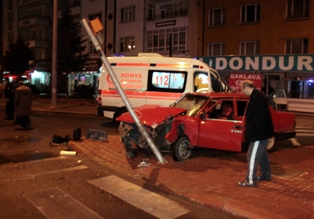 Sinyalizasyon direğine çarptı: 1 yaralı