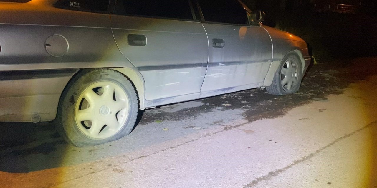 Park halindeki araçların lastiklerini kesti