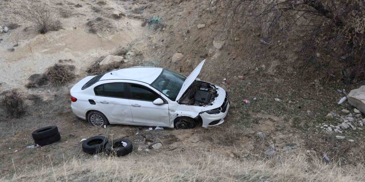 Konya plakalı araç Nevşehir'de dereye uçtu: 2 yaralı