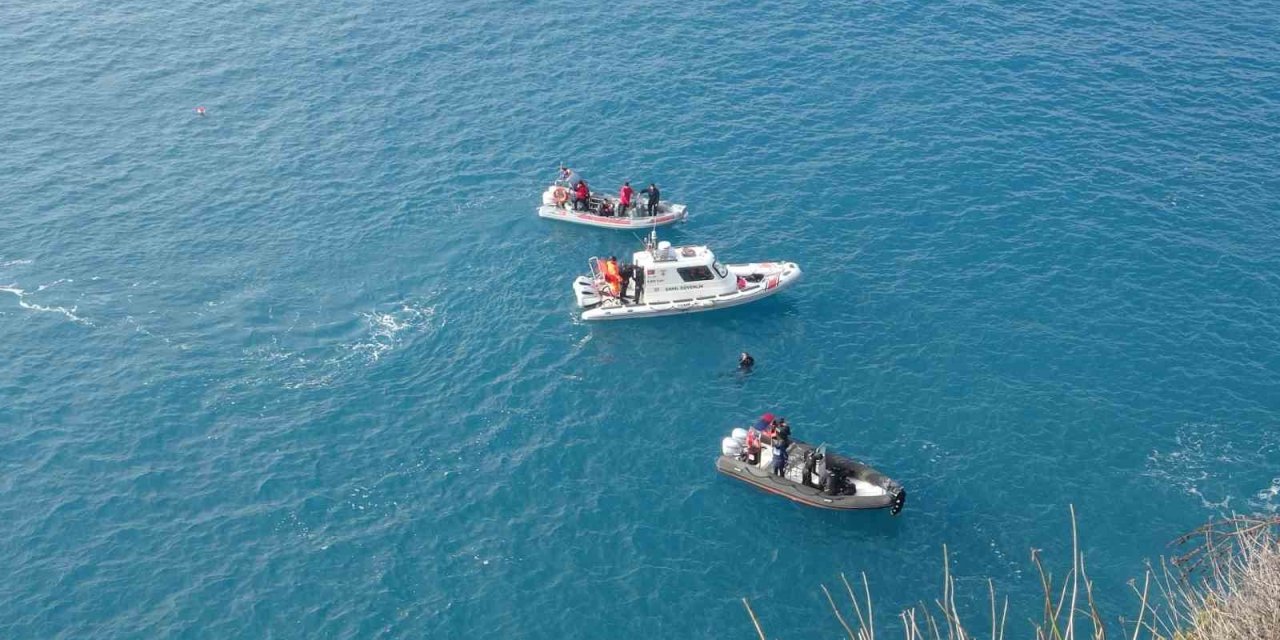 Falezlerden denize uçan araç bulundu, sürücü kayıp