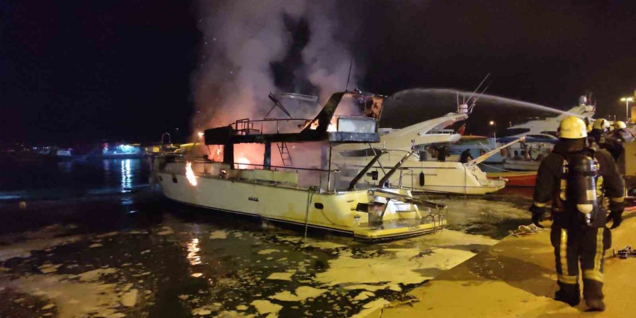 Alanya balıkçı barınağındaki lüks yat alev alev yandı
